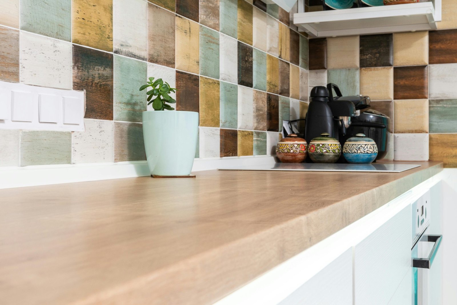 Read more about the article How to Choose the Right Kitchen Backsplash Protector?